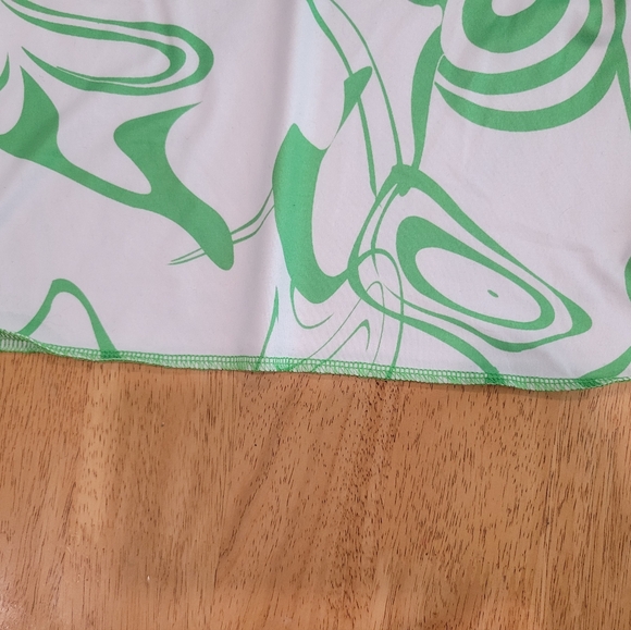 NWOT White and green long sleeve crop top - Picture 3 of 6